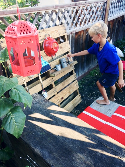 DIY mud kitchen and pallet rack